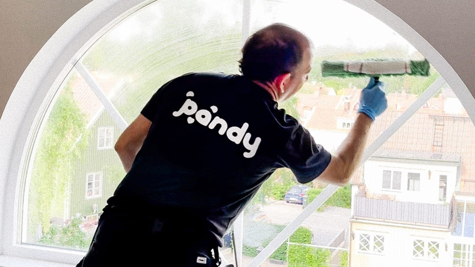 Fönsterputsare från Pandy rengör fönster med fönsterskrapa