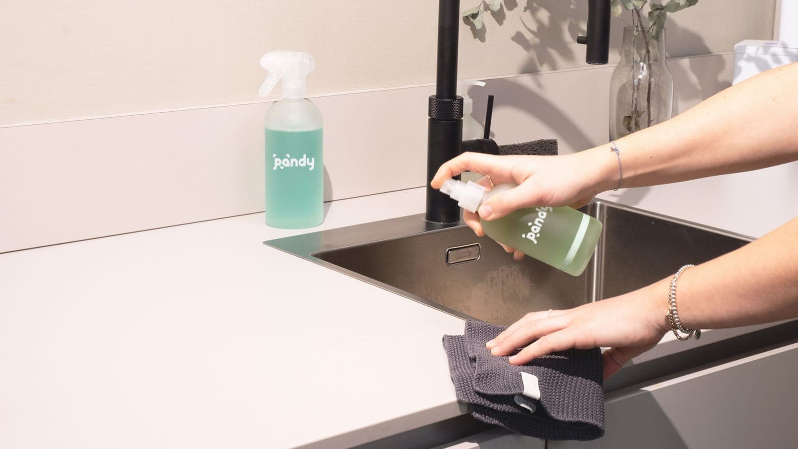 Köksbänk rengörs med spray och trasa
