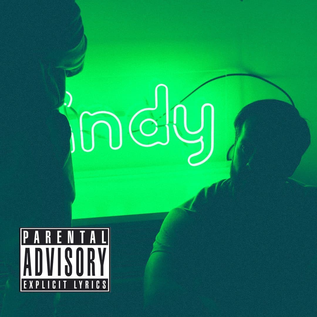 Pandy-kampanjbild: två personer framför grön neon, med Parental Advisory-märke