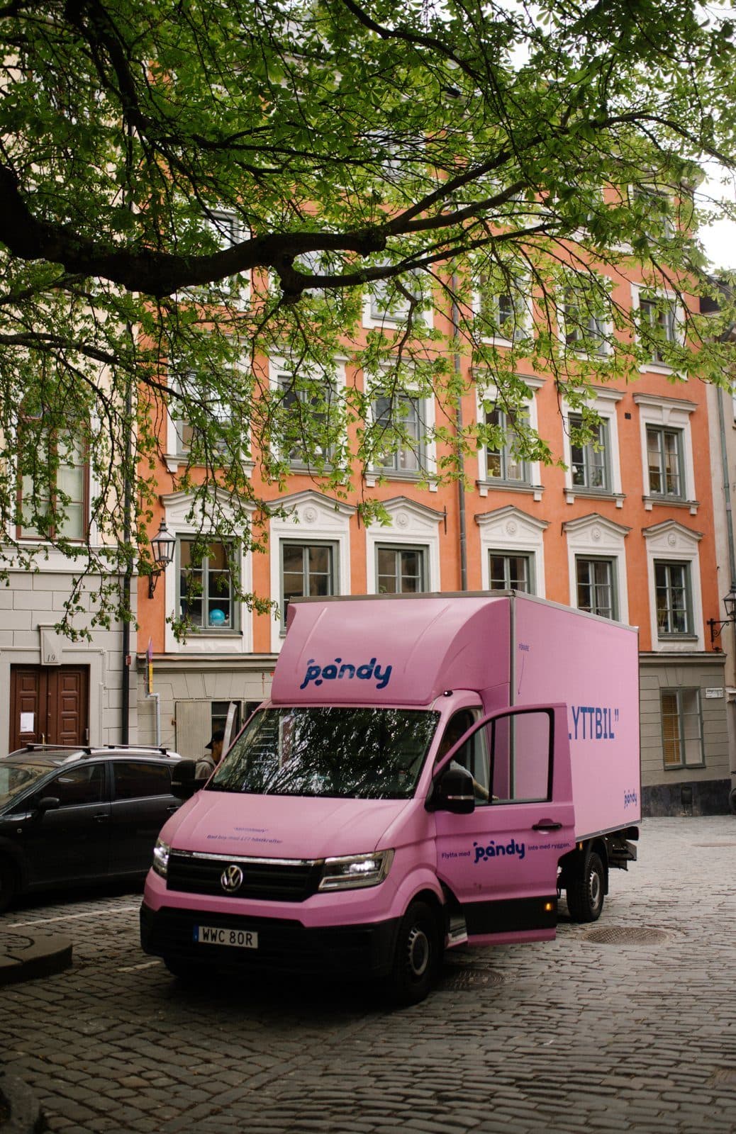 Den rosa Pandy-flyttbilen i en kullerstensgränd i Gamla stan